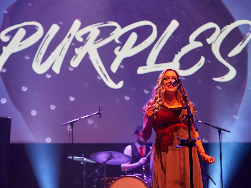 Zpěvačka z kapely PartyLeaders na druhém Purplesu